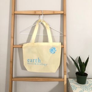 Light weight sheer tote for clothes